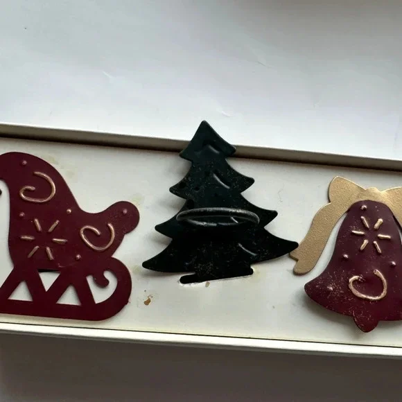 Christmas Napkin Rings Pier 1 Green and Red Metal Set of 4.  Hand painted - Picture 3 of 6